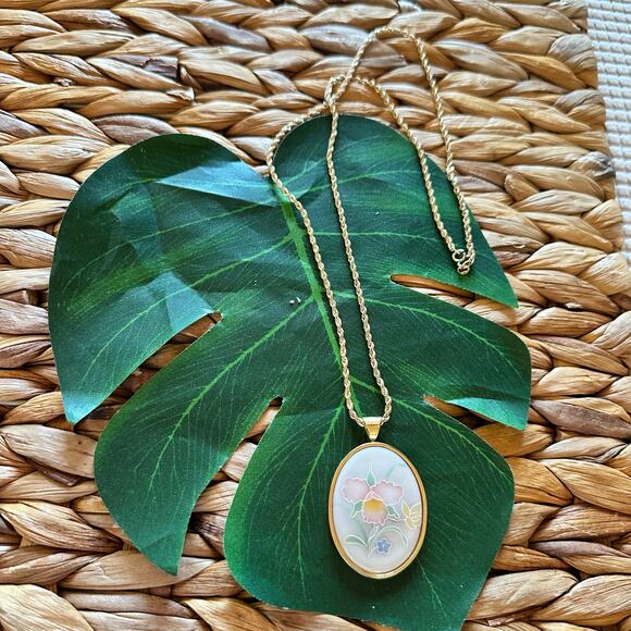 BOGO FREE VTG FLORAL PENDANT NECKLACE - Picture 3 of 8